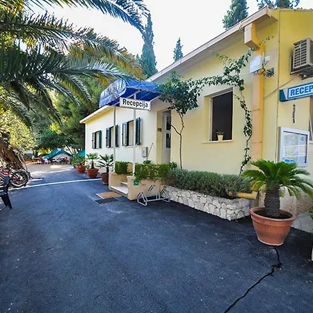 Хостел Sunset Cove Seget *